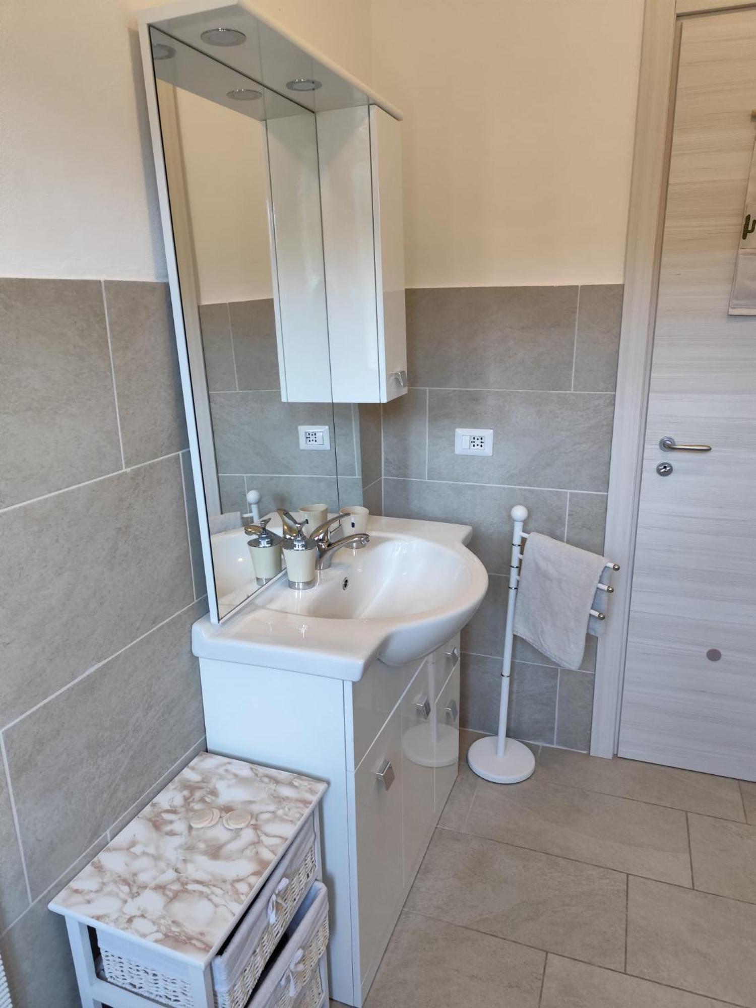 Residenza Tiziana Lägenhet Luino Exteriör bild